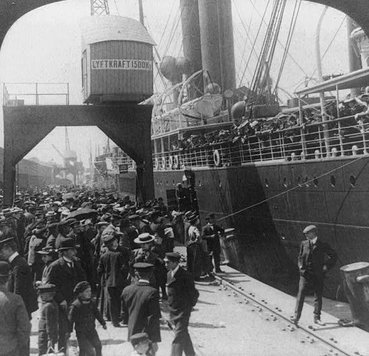 Svenska utvandrare går ombord på ett fartyg i Göteborg 1905. Underwood & Underwood