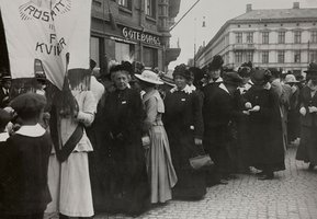 Sveriges enda demonstration för kvinnlig rösträtt genomfördes i Göteborg 2 juni 1918. Här är en bild från starten vid Järntorget. Frigga tittar in i kameran. Foto: Anna Backlund.