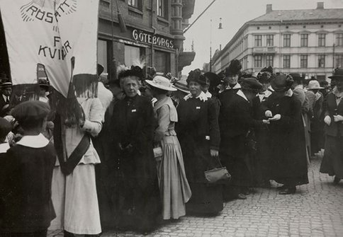 Från Sveriges enda gatudemonstration för kvinnlig rösträtt den 2 juni 1918. Anordnad av Göteborgs FKPR på initiativ av Frigga Carlberg. Foto: okänd. Reproduktion Nordiska museet